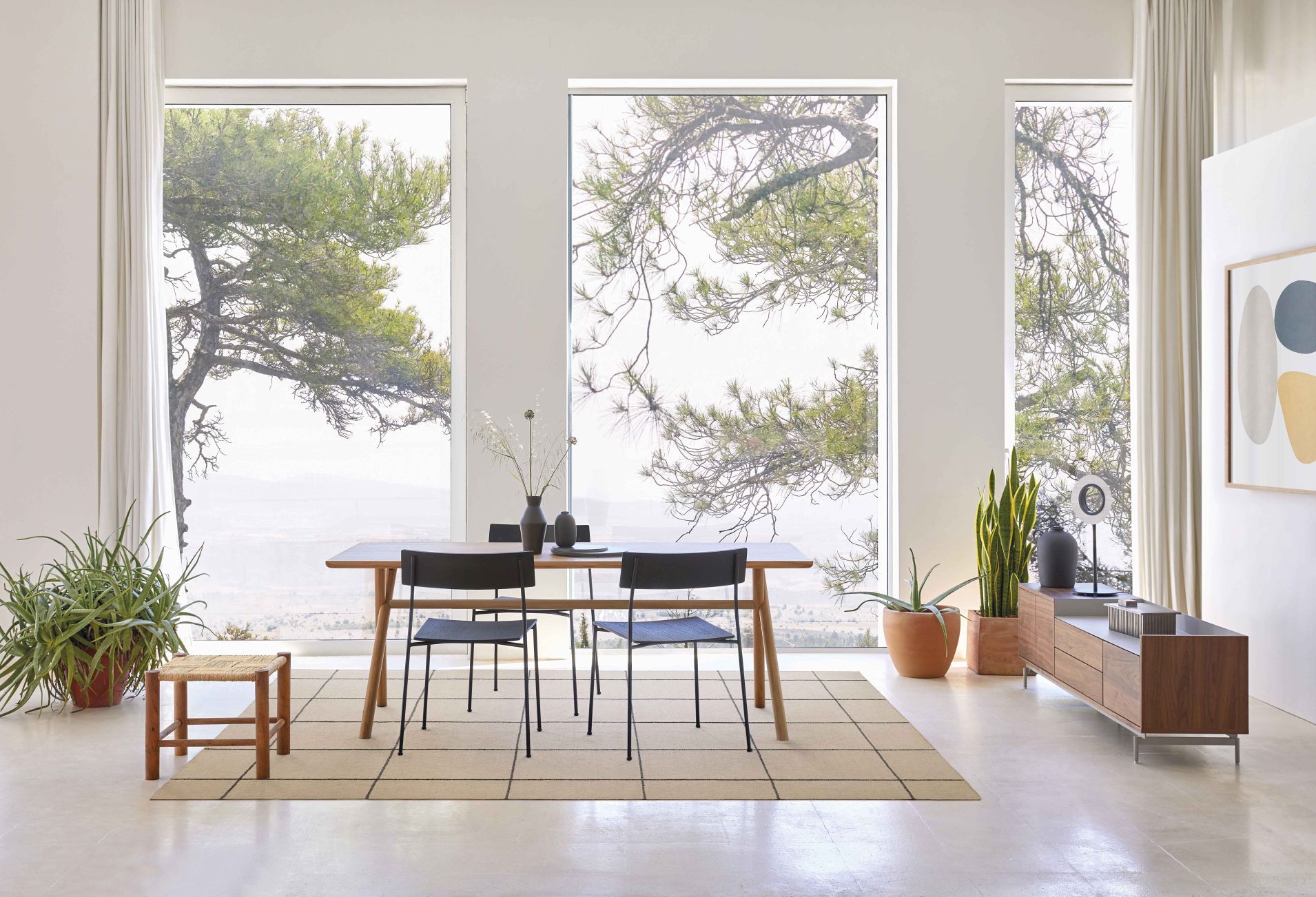 Beige Roots Teppich von Gan (192x240cm) in modernem Esszimmer mit Holztisch und Stühlen.