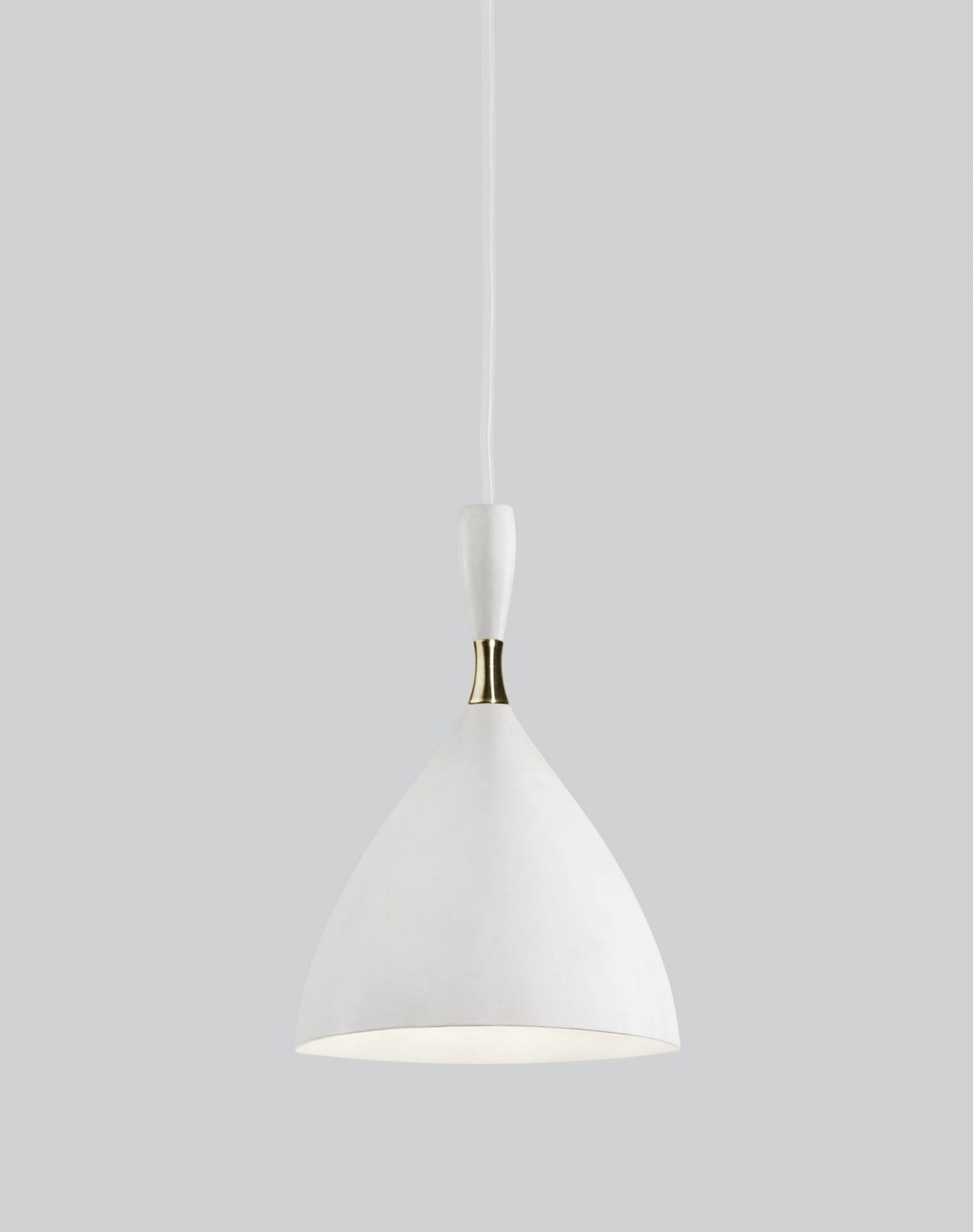 Weiße Dokka Pendelleuchte von Northern, moderne Hängelampe mit goldfarbenem Detail für stilvolle Innenbeleuchtung.