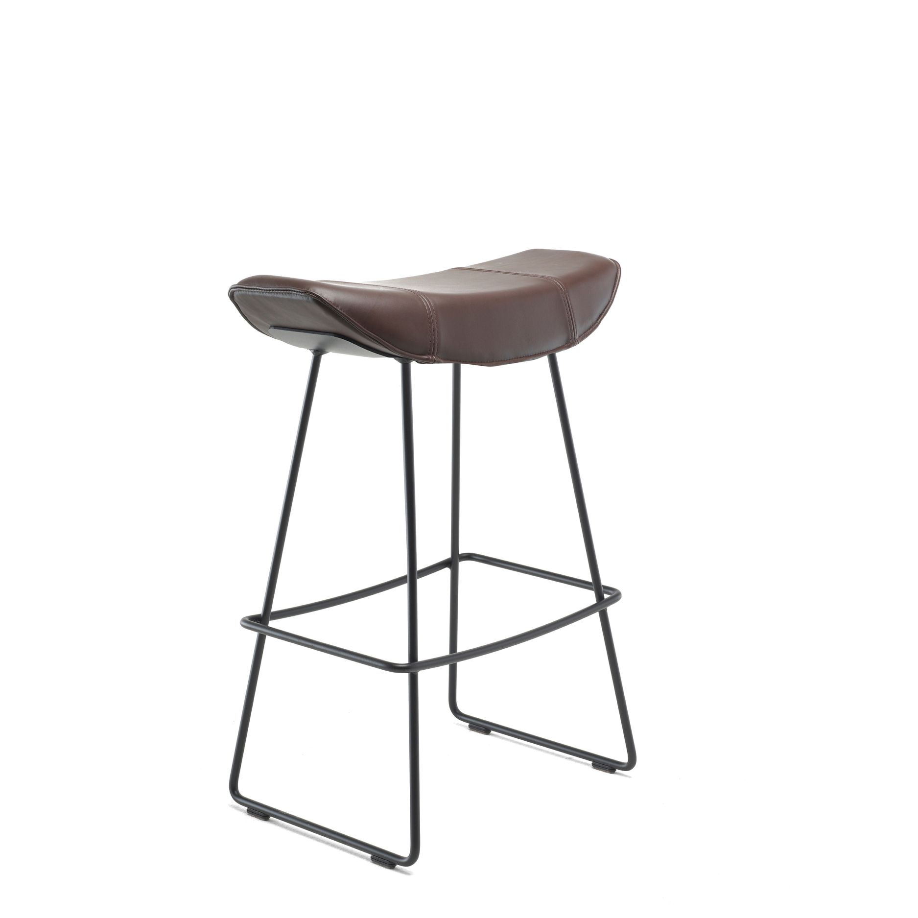 Kya Küchenhocker von Freifrau Manufaktur mit braunem Ledersitz und schwarzem Metallgestell. Moderner Barhocker.