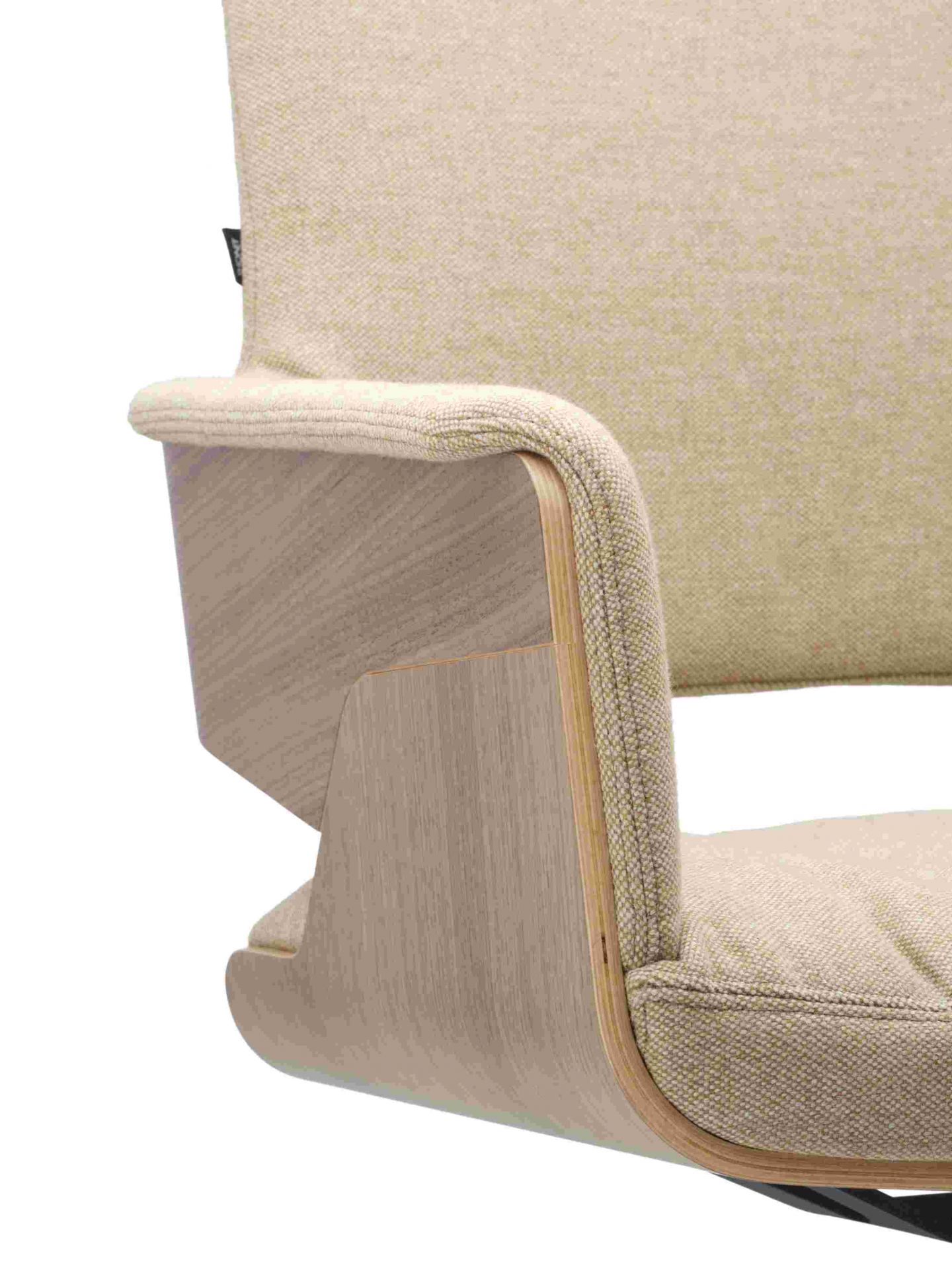 Detailaufnahme des Thonet S 847 PVD Drehsessels mit beigem Stoffbezug und Holzarmlehne. Design Drehsessel für Wohnzimmer.