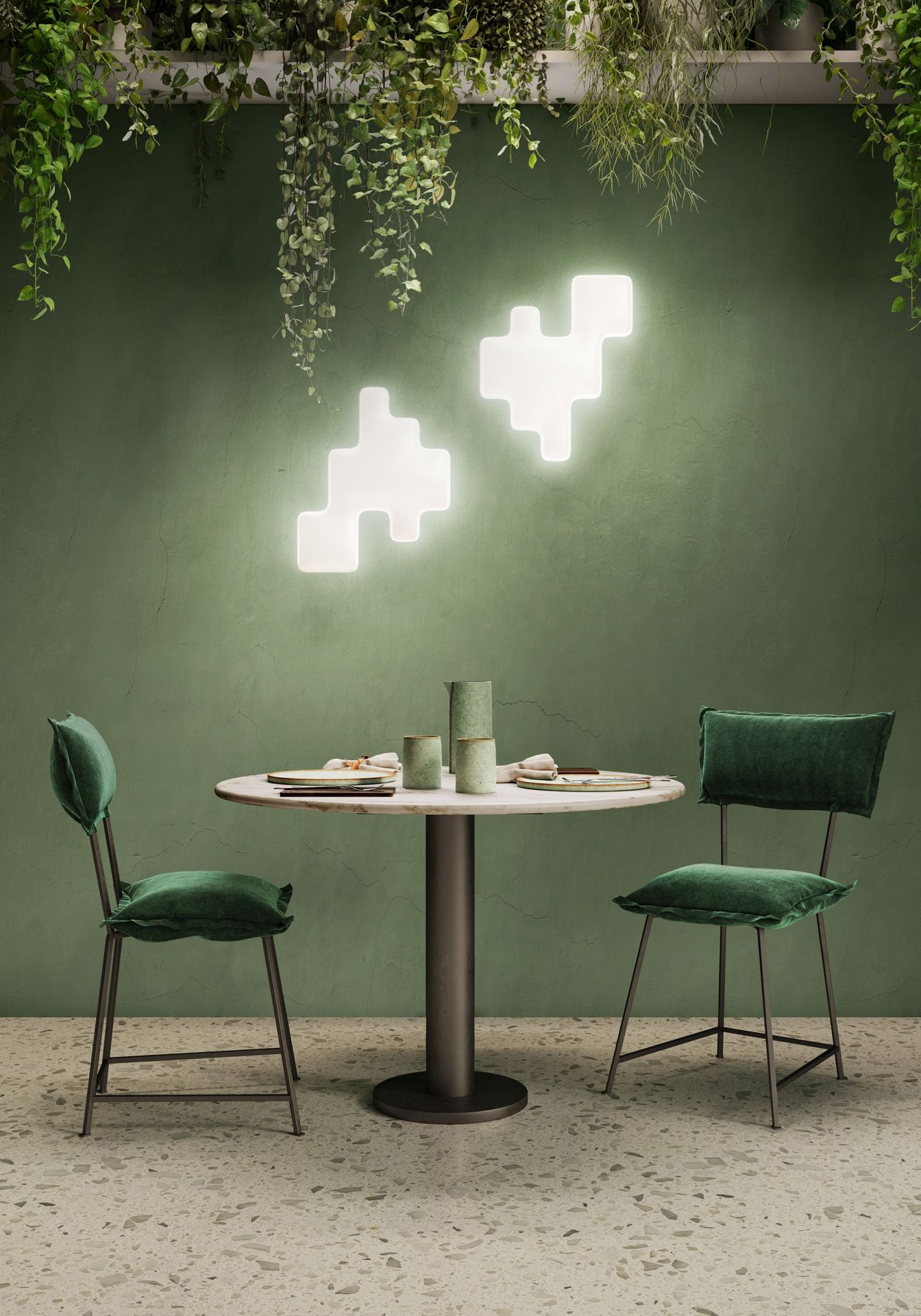 Pixel Wandleuchte Kdln über Esstisch mit grünen Stühlen, moderne Innenarchitektur und dekorative Beleuchtung.