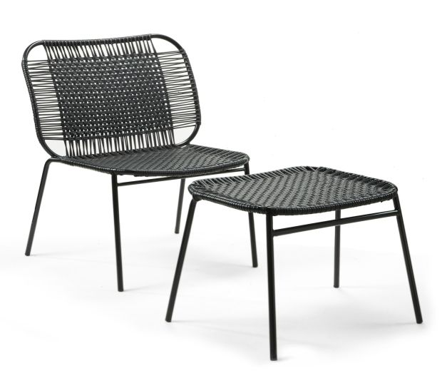 Schwarzer Cielo Footstool Outdoor Fußhocker von ames neben passendem Sessel, geflochtene Sitzfläche.