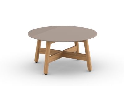 Runder Mbrace Kaffeetisch von Dedon mit beiger Tischplatte und Holzgestell für den Außenbereich.