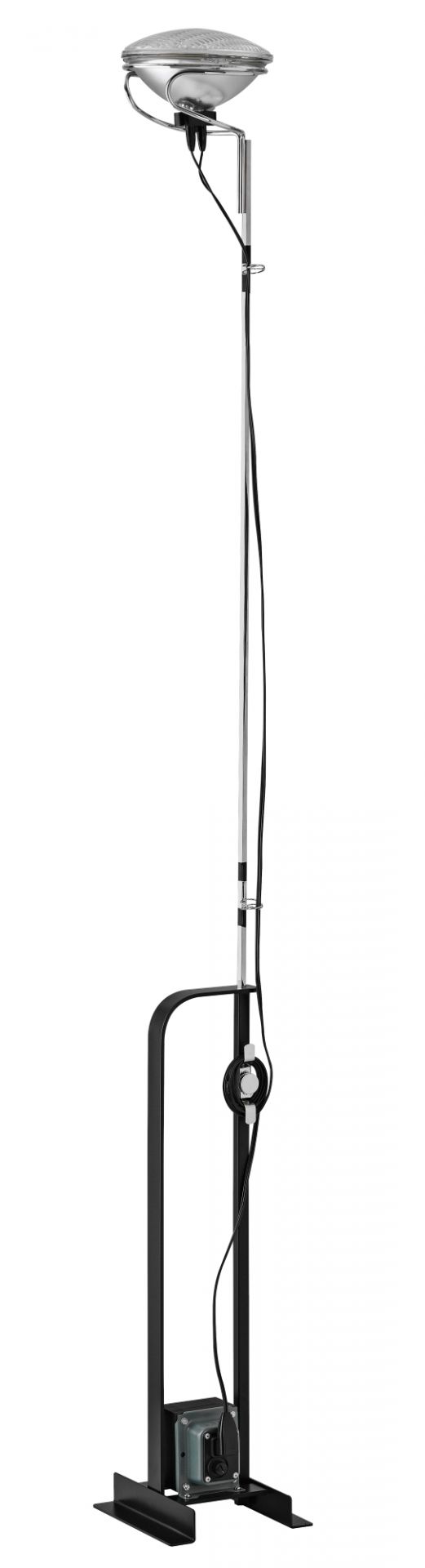 Toio Stehleuchte von Flos für indirekte Beleuchtung, mit schwarzem Fuß und verchromtem Lampenschirm.