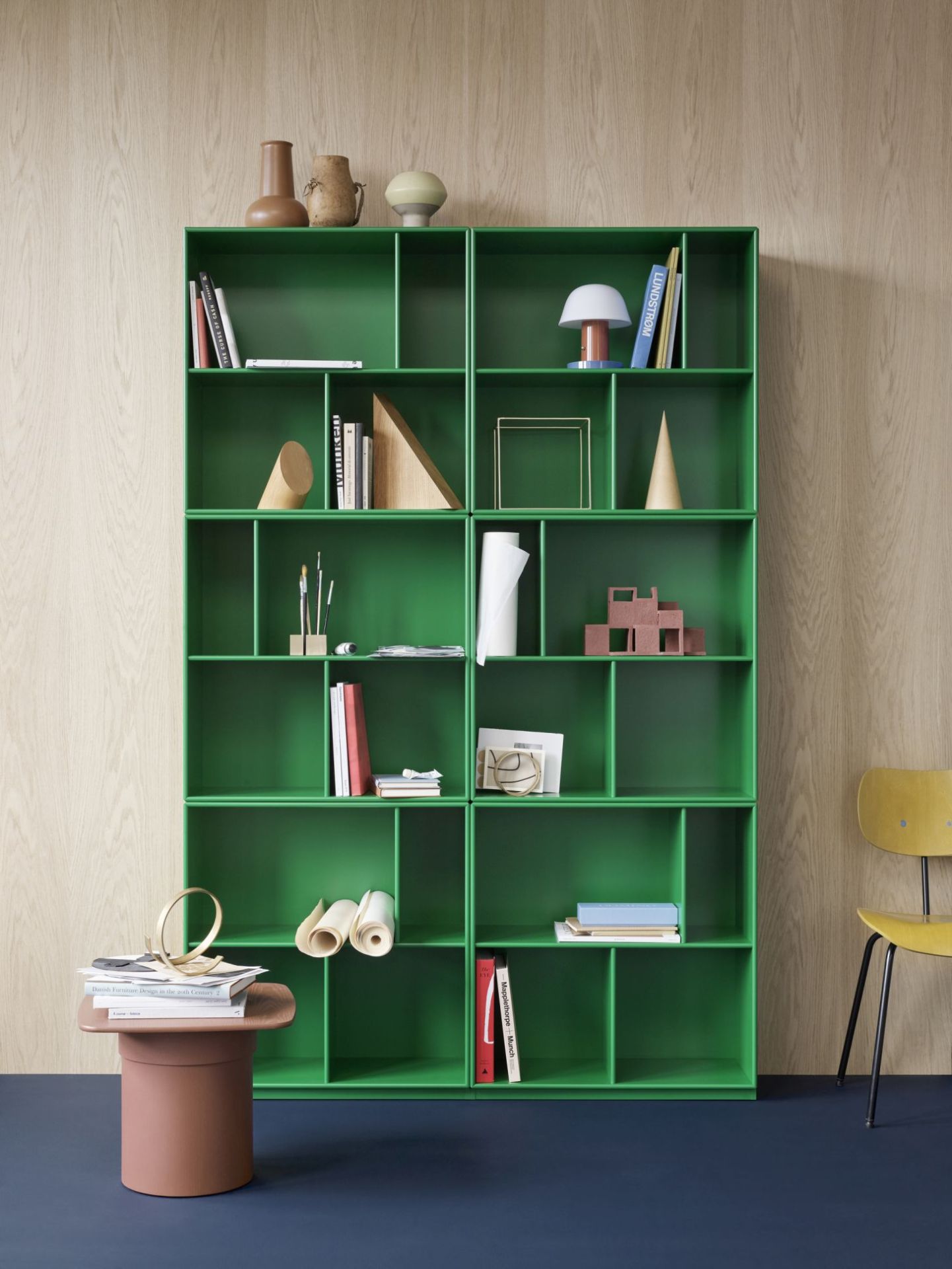 Grünes Read Bücherregal von Flint Montana mit Büchern und Deko-Objekten. Modernes Bücherregal für Wohnzimmer.