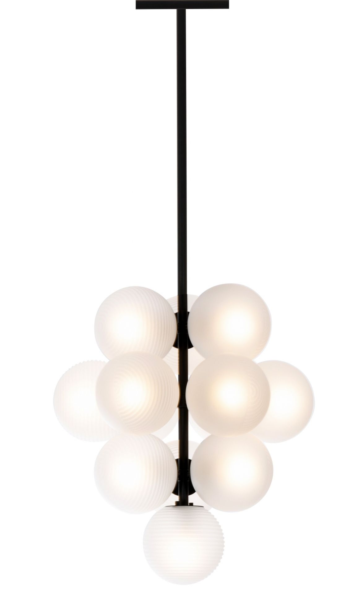 Stellar Grape Pendelleuchte von Pulpo: Moderne Hängelampe mit transparenten Glaskugeln und schwarzem Gestell.