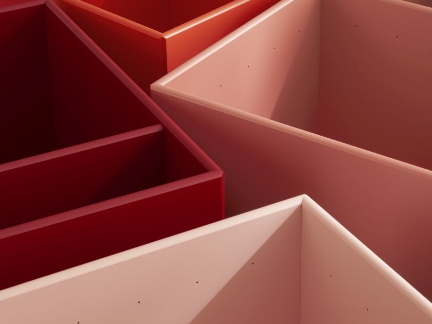 Detailaufnahme von Colour Box Aufbewahrungsboxen in Rot- und Weißtönen, ideal für Ordnung und Stauraum.