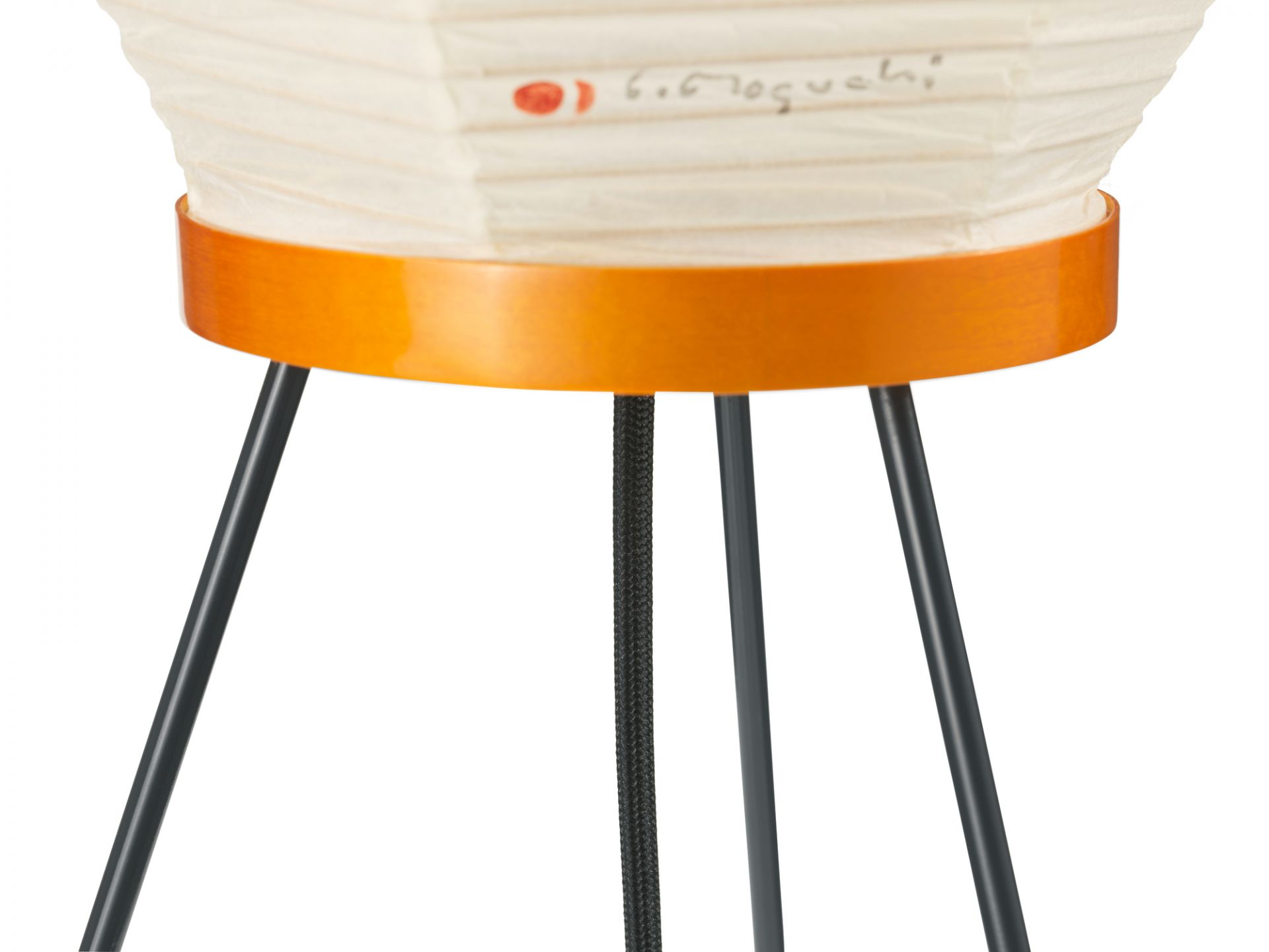 Detailaufnahme der Akari Stehleuchte mit Papierschirm, Holzring und schwarzem Stativfuß.