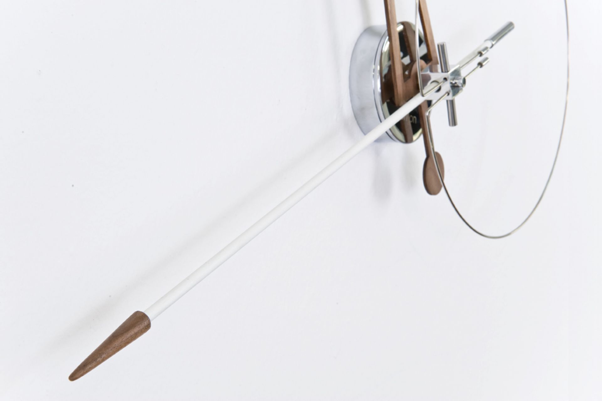 Detailaufnahme der Cris Wanduhr von Nomon, modernes Design mit Holz und Metall.