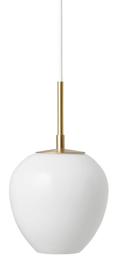 Weiße Tulip Pendelleuchte von Carl Hansen & Søn mit Messingdetails und Textilkabel.