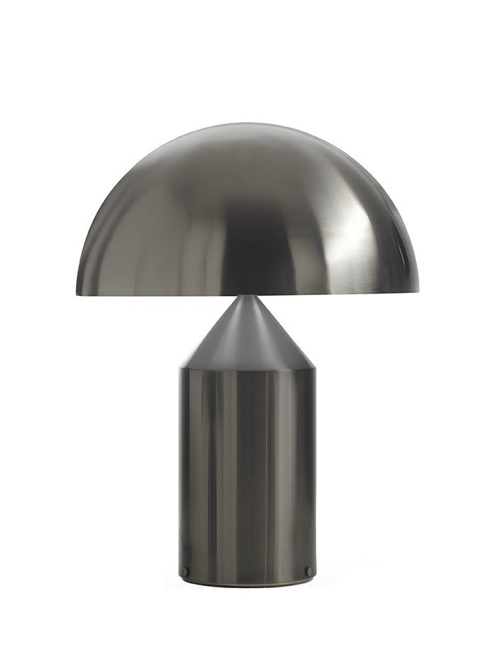 Atollo Tischleuchte von Oluce in Nickel: Moderne Designleuchte mit halbkugelförmigem Schirm und zylindrischem Fuß.