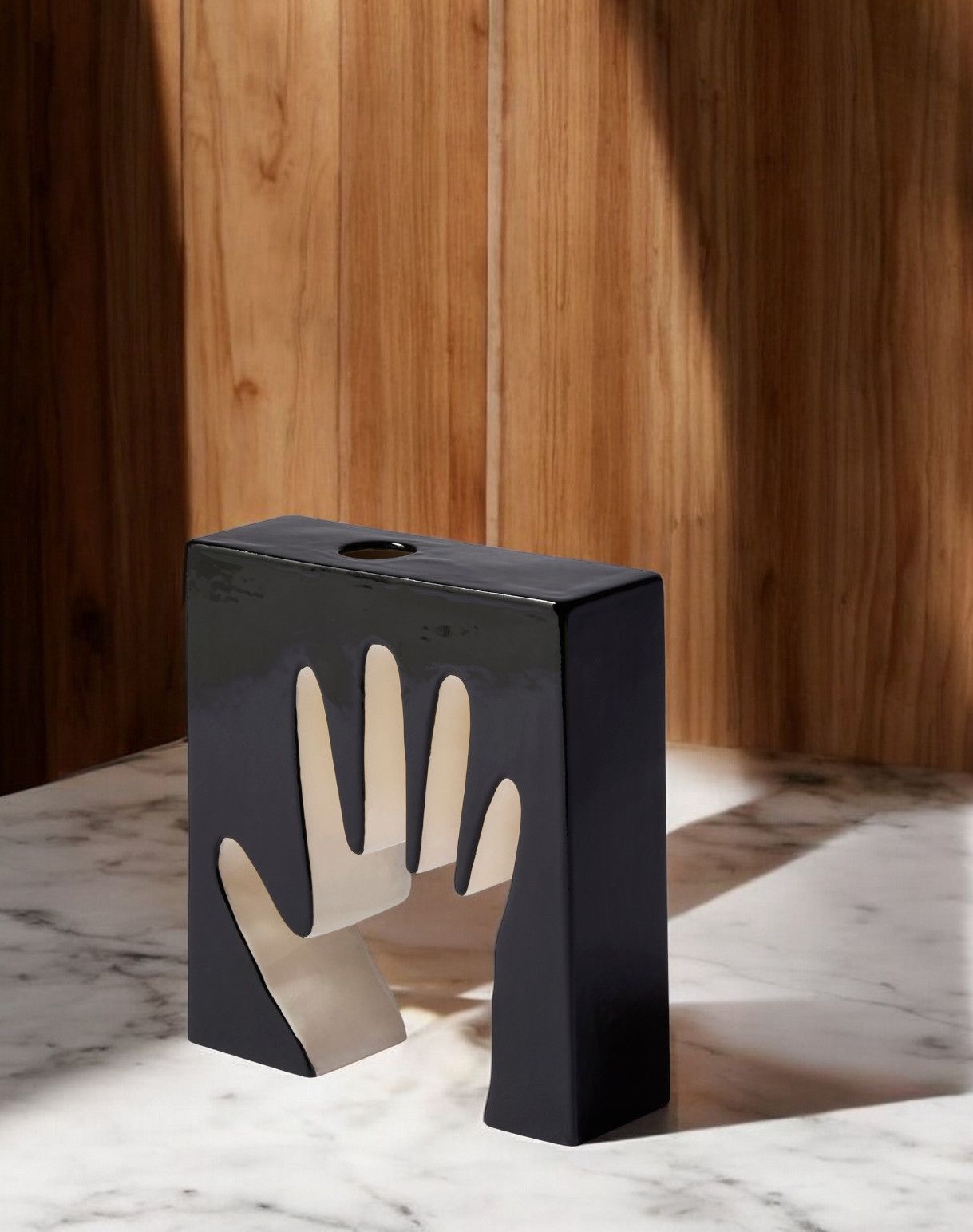 Schwarze Cassina Keramikvase "Impronta Mano" mit Handabdruck-Design für stilvolle Blumendekoration.