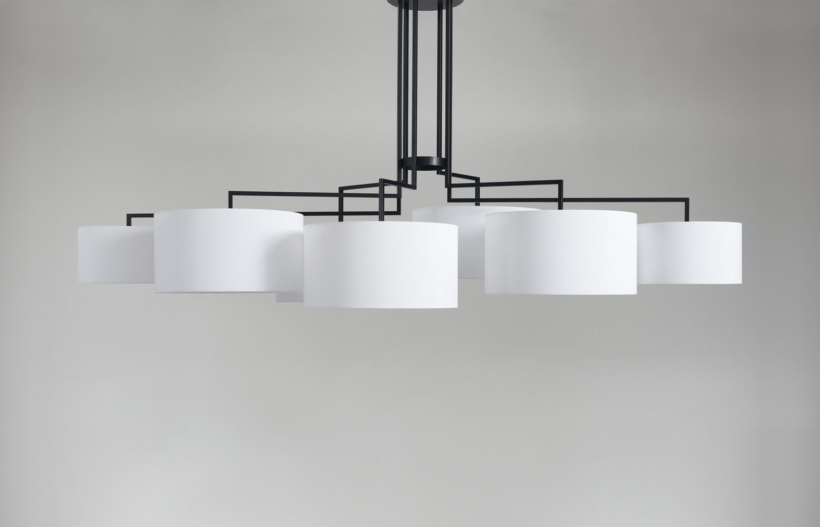 NOON 7 Deckenleuchte von Zeitraum, weiße Lampenschirme an schwarzem Gestell, moderne Pendelleuchte.