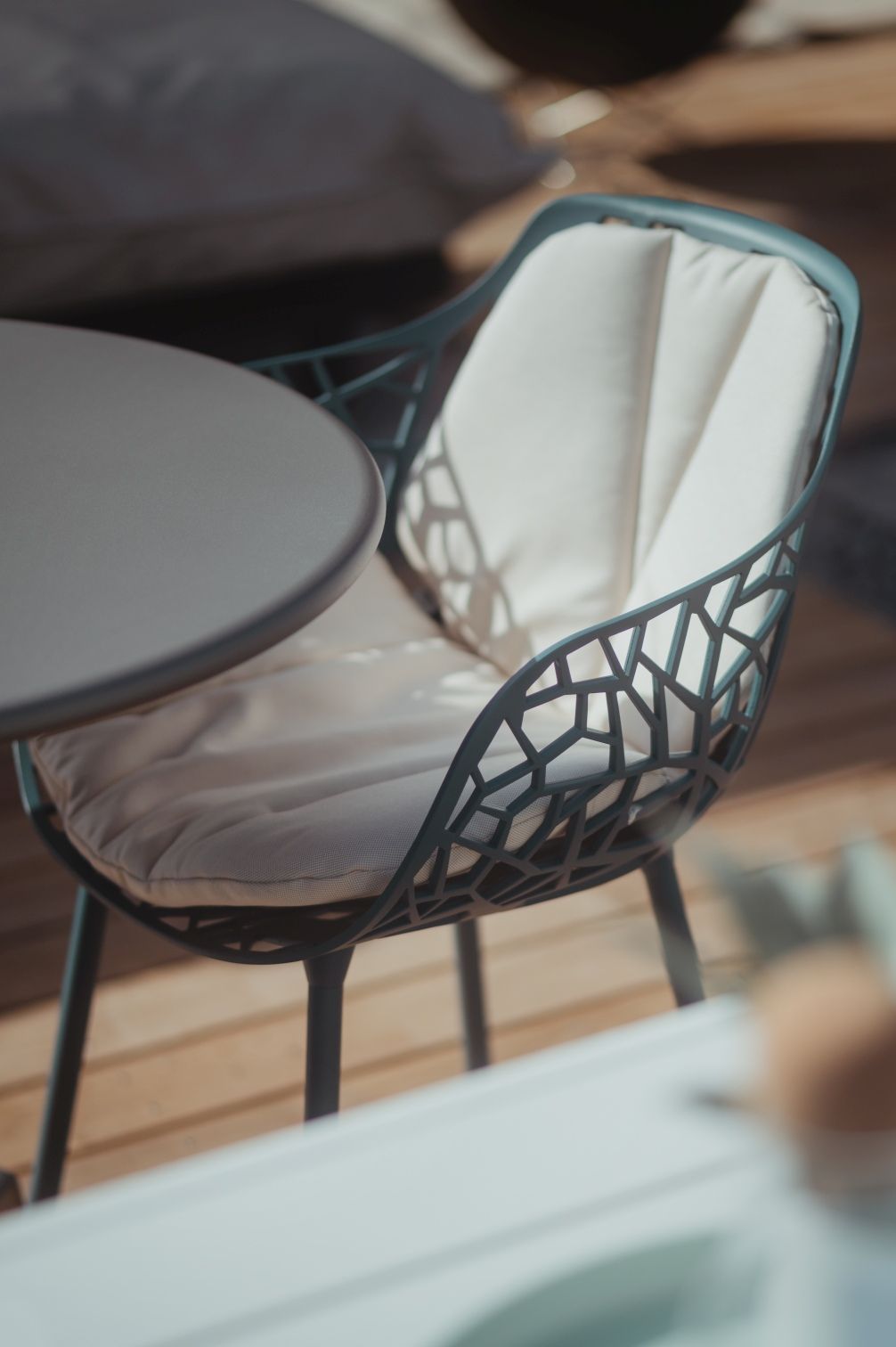 Nahaufnahme: Pulvergrauer Forest Outdoor Sessel mit Sitzkissen, moderner Gartenstuhl für Terrasse und Balkon.