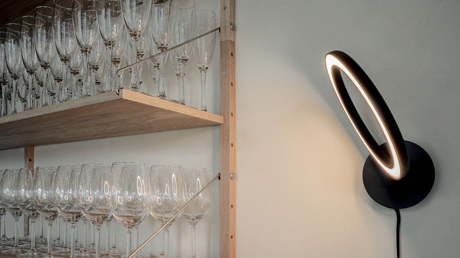 Echo Wall Wandleuchte Japth, moderne LED-Wandlampe mit ringförmigem Design, montiert an einer Wand.