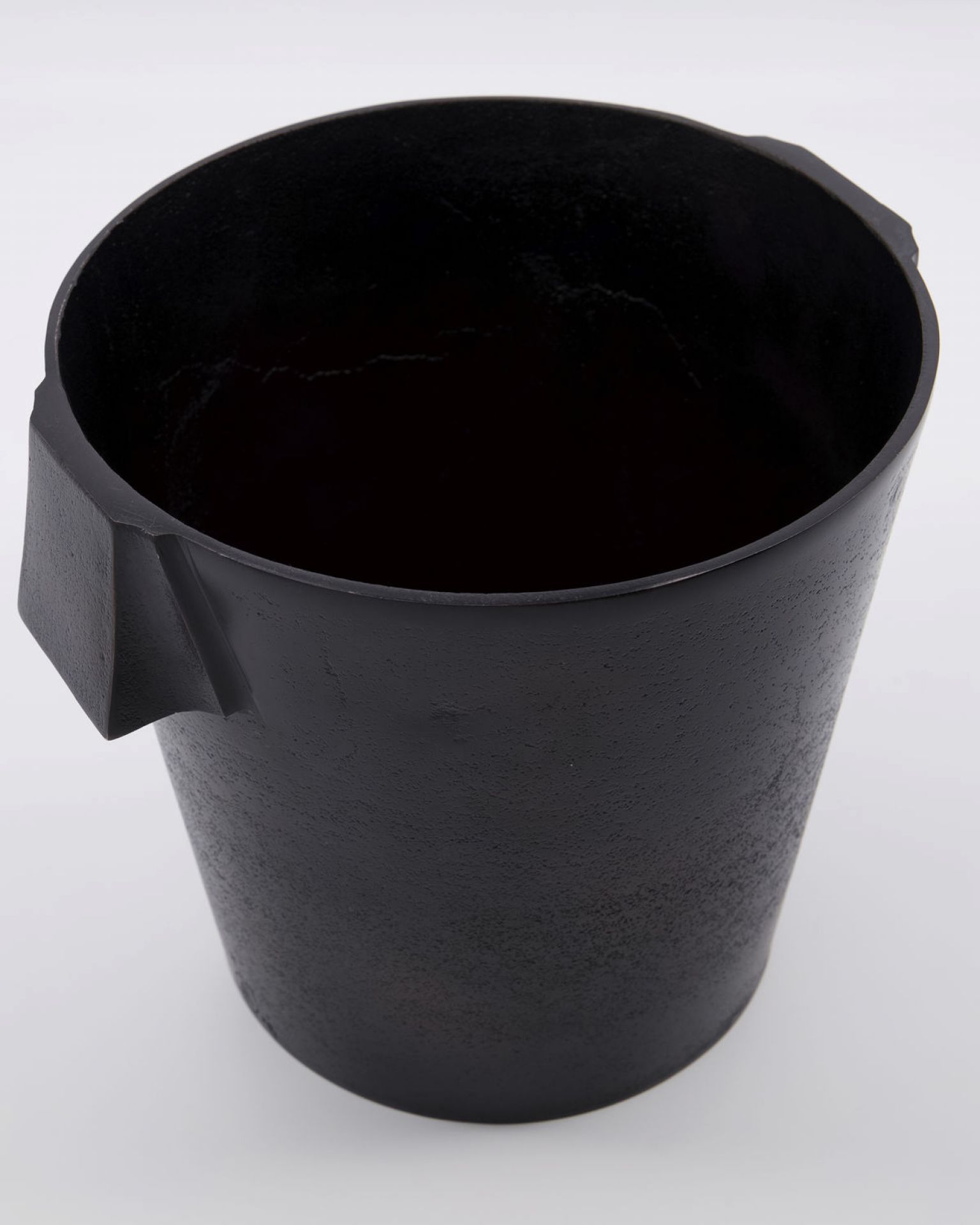 Schwarzer Buck Weinkühler von House Doctor, ein stilvoller Kübel für Wein und Getränke.