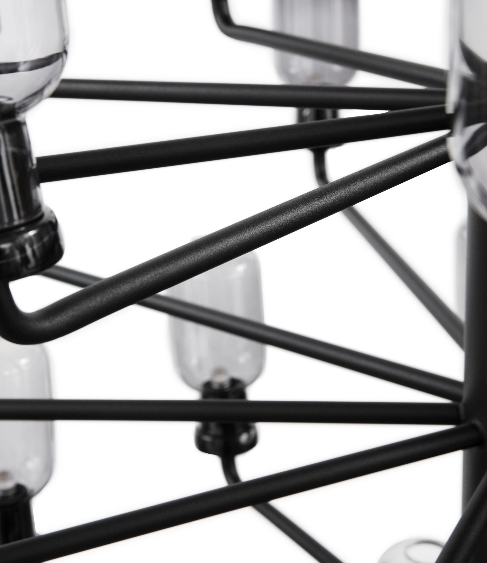 Detailaufnahme der Amp Chandelier Pendelleuchte in Rauchglas und Schwarz, moderne Hängeleuchte.