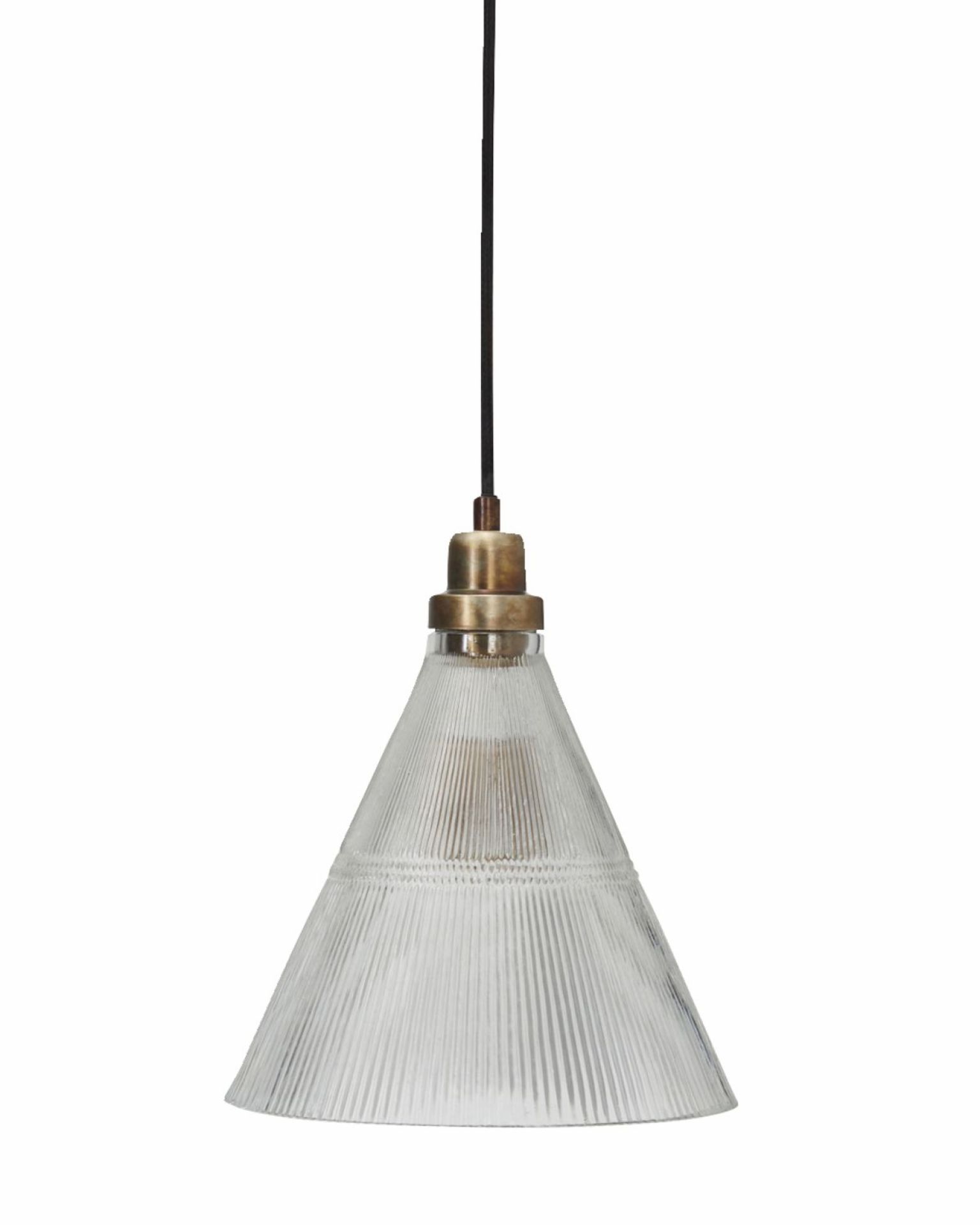 Vira Pendelleuchte von House Doctor, kegelförmige Hängelampe aus geriffeltem Glas mit Messingdetails und schwarzem Kabel.