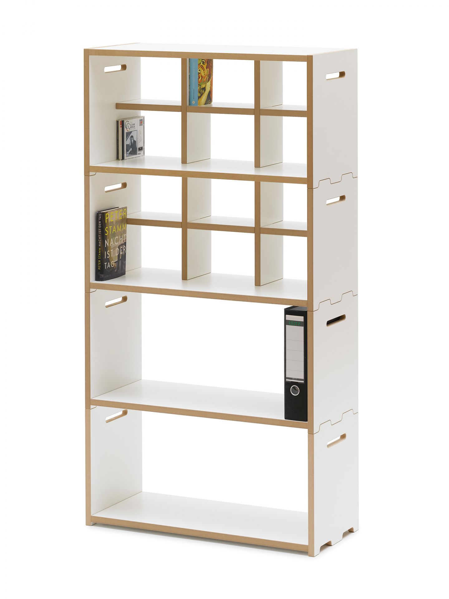 Weißes Tojo Hochstapler Regal mit Fächern und Büchern, modernes modulares Regalsystem für Wohnzimmer und Büro.