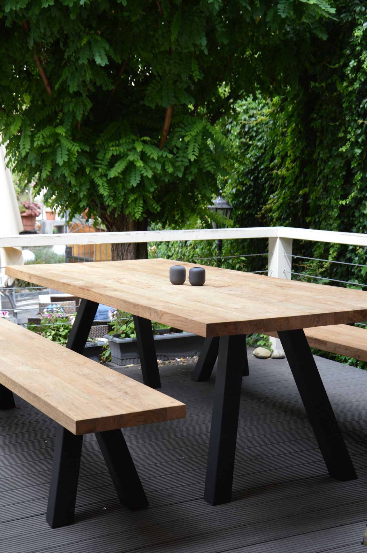 Bradford Tisch von Jan Kurtz, 300 cm breit, Naturholzplatte mit schwarzen Beinen.