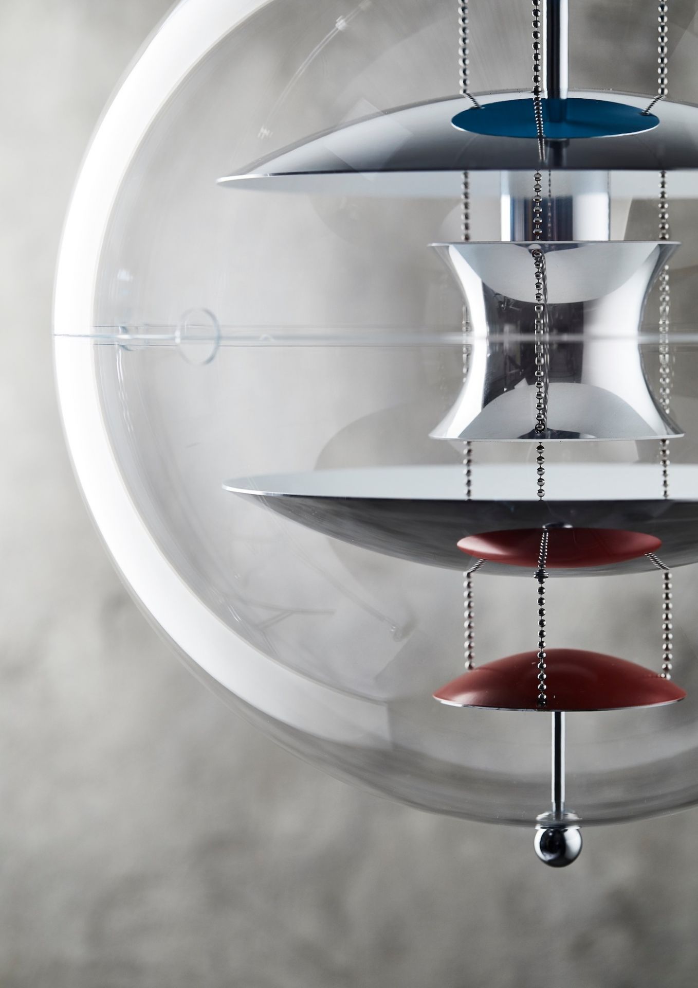 Detailaufnahme der Verpan VP Globe Pendelleuchte mit transparentem Acrylglas und farbigen Reflektoren.