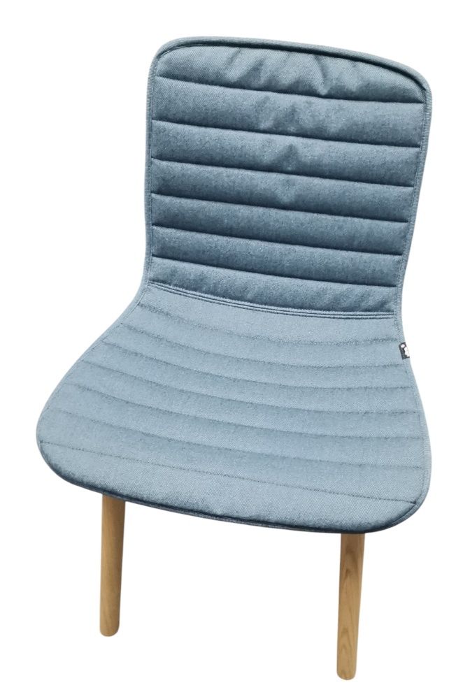 Vitra Hal Wood Stuhl, vollgepolstert, Eisblau, mit Eichenholzbeinen. Moderner Designstuhl für Esszimmer.