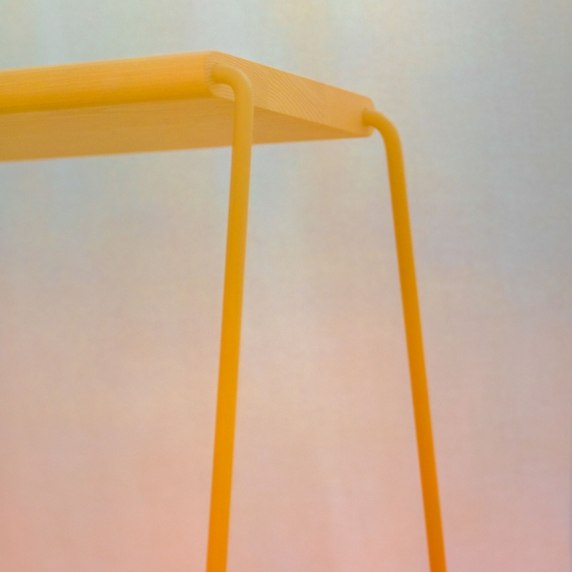 Detailaufnahme der gelben D:004 Bank von Fuchs & Habicht: modernes Möbeldesign für Wohnräume.