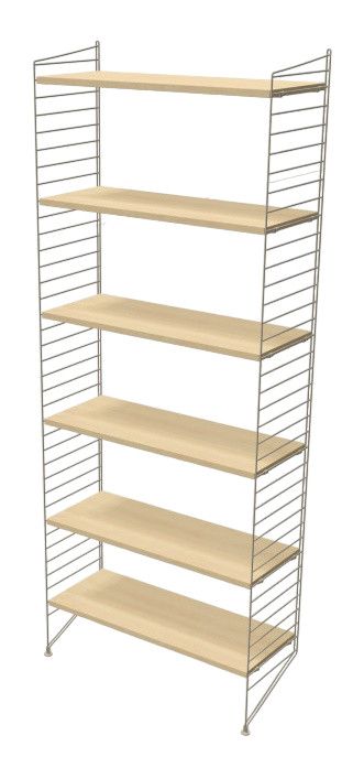 Wohnzimmer String Furniture Regal mit sechs hellen Holzregalböden und filigranem, silberfarbenem Metallgestell.