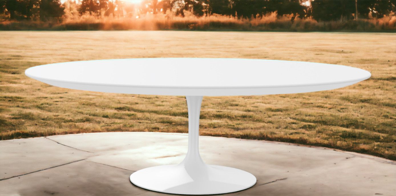 Weißer Outdoor Saarinen Couchtisch von Knoll International mit rundem Tischblatt und zentralem Fuß.