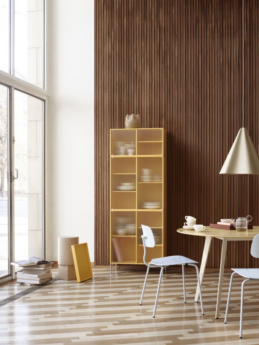 Kevi E2060 Stuhl mit Eichenholz-Sitz und verchromtem Gestell in einem modernen Esszimmer.