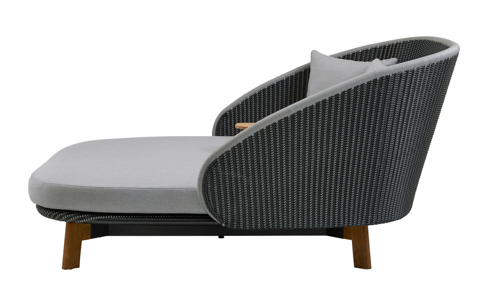 Peacock Outdoor Liege von Cane-Line mit Tisch und Kissen, seitliche Ansicht. Gartenmöbel aus Rattan.