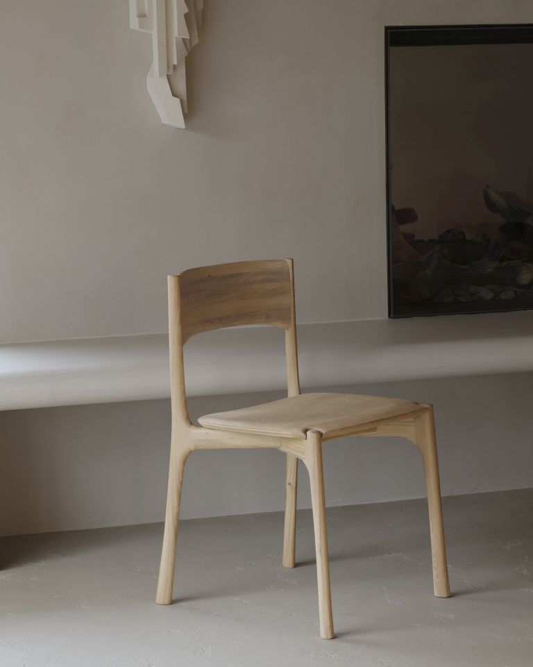Ethnicraft PI Dining Chair ohne Armlehne, heller Holzstuhl im minimalistischen Design für Esszimmer und Wohnbereich.
