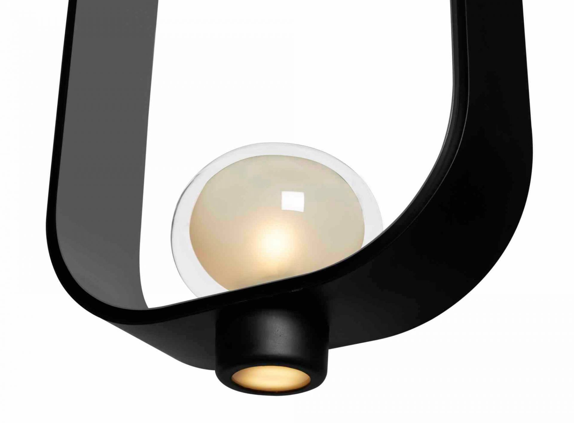 Filipa Pendelleuchte von Tooy: Moderne Hängelampe mit schwarzem Rahmen und Glaskugel für Wohnzimmer.