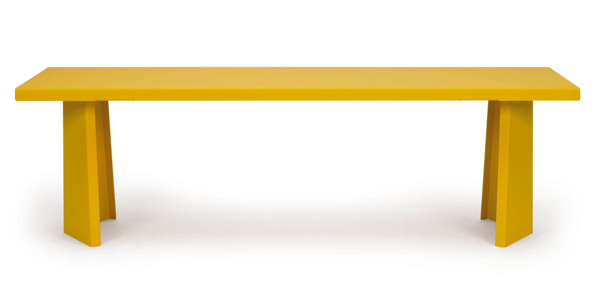 Gelber Pallas Tisch von ClassiCon für den Innenbereich, moderner Esstisch oder Schreibtisch.