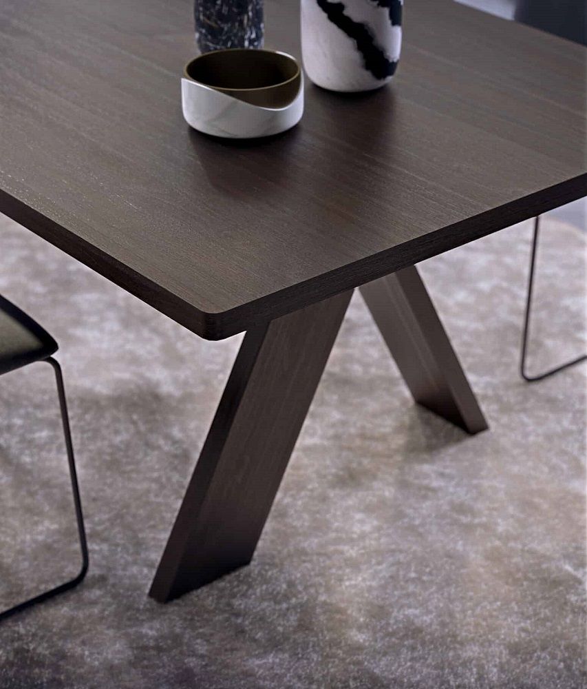 Artful Wood Table von Segis: Detailansicht der Tischplatte und des markanten Holzgestells.