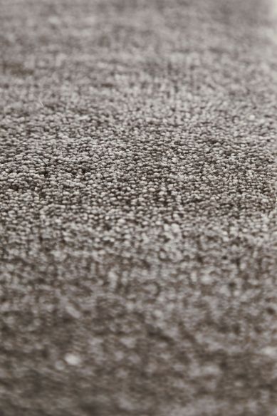 Detailaufnahme des grauen Tint Rug Teppichs von Woud, ein moderner Teppich für Wohnzimmer und Schlafzimmer.
