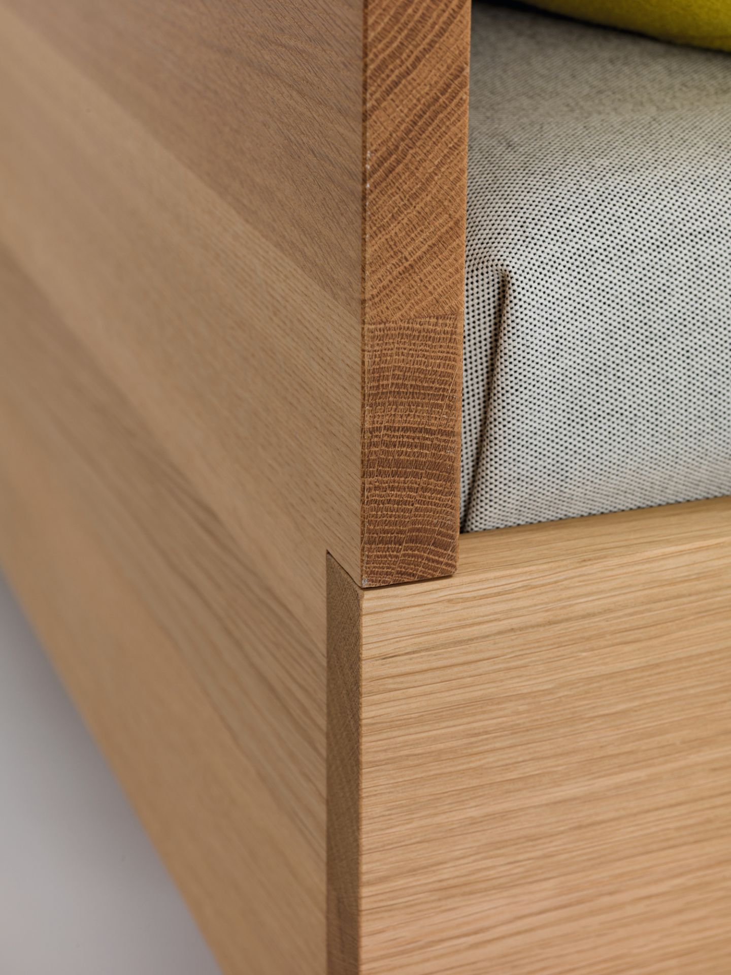 Detailaufnahme vom Simple Holzbett HI 79-160 (Zeitraum) mit sichtbarer Holzstruktur und Polsterung.