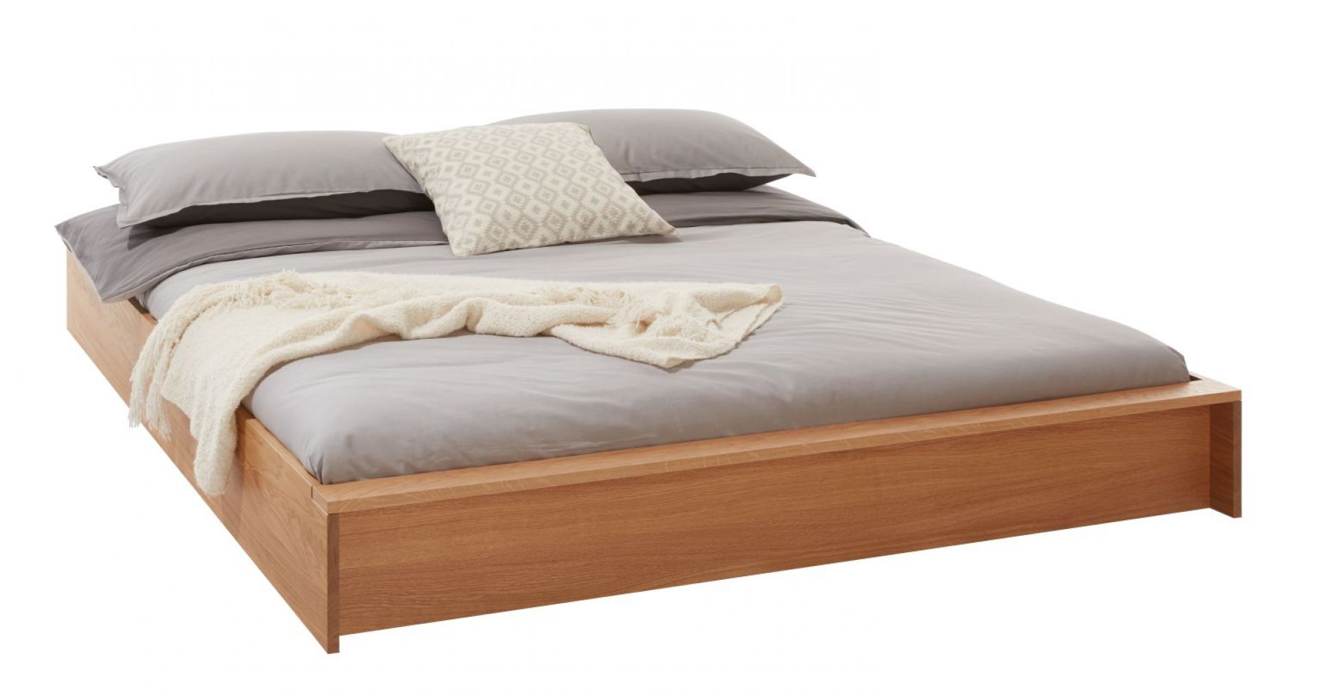 Flai Bett aus Eiche von Müller Möbelwerkstätten mit grauer Bettwäsche und Kissen.