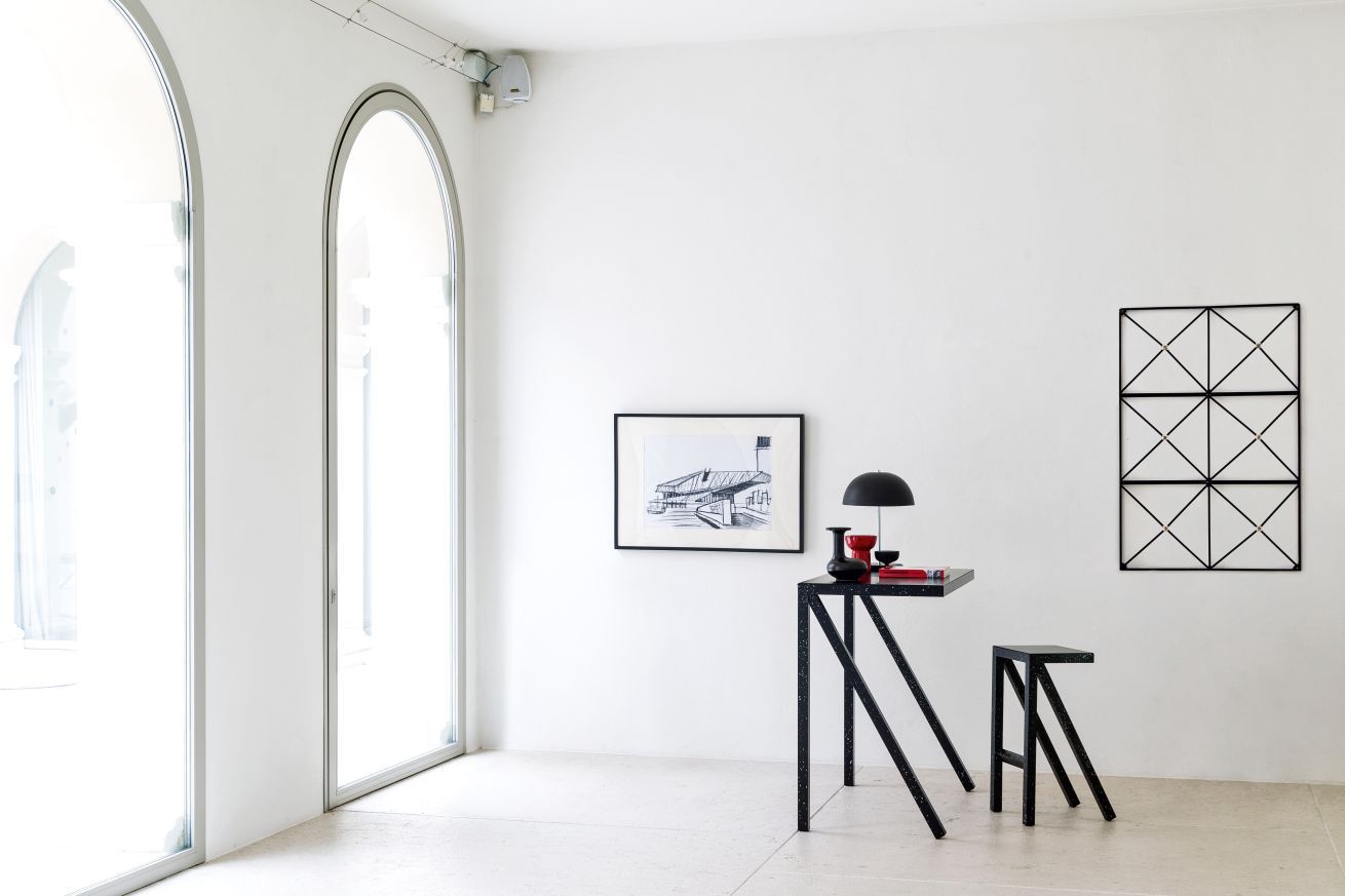 Bureaurama Hocker von Magis, schwarzer Barhocker im minimalistischen Design für moderne Einrichtung.