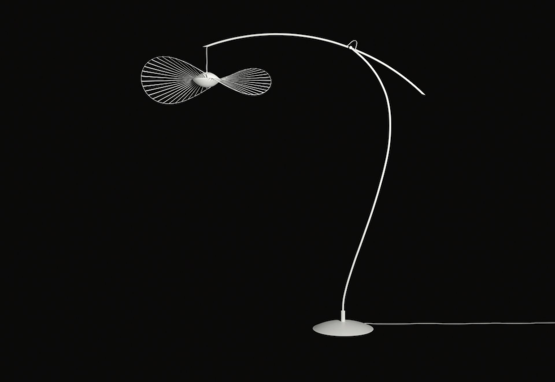 Weiße Vertigo Nova Stehlampe von Petite Friture mit gebogenem Lampenfuß und abstraktem Lampenschirm.