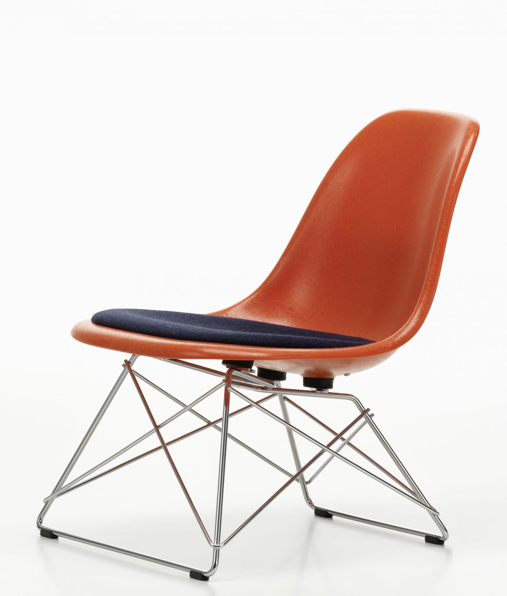 Eames Plastic Side Chair LSR Stuhl von Vitra in Orange mit blauem Sitzpolster.
