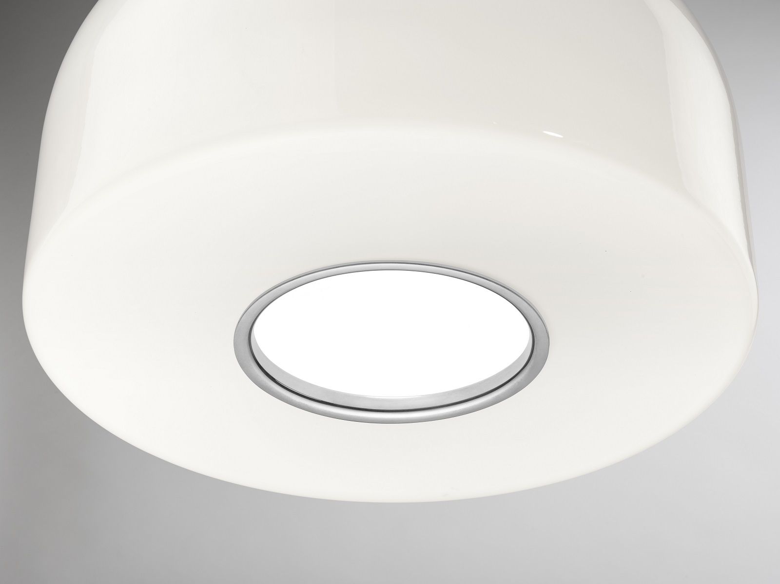 Nahaufnahme der Flos Bellhop Glas Pendelleuchte S2 in Weiß mit silbernem Detail.