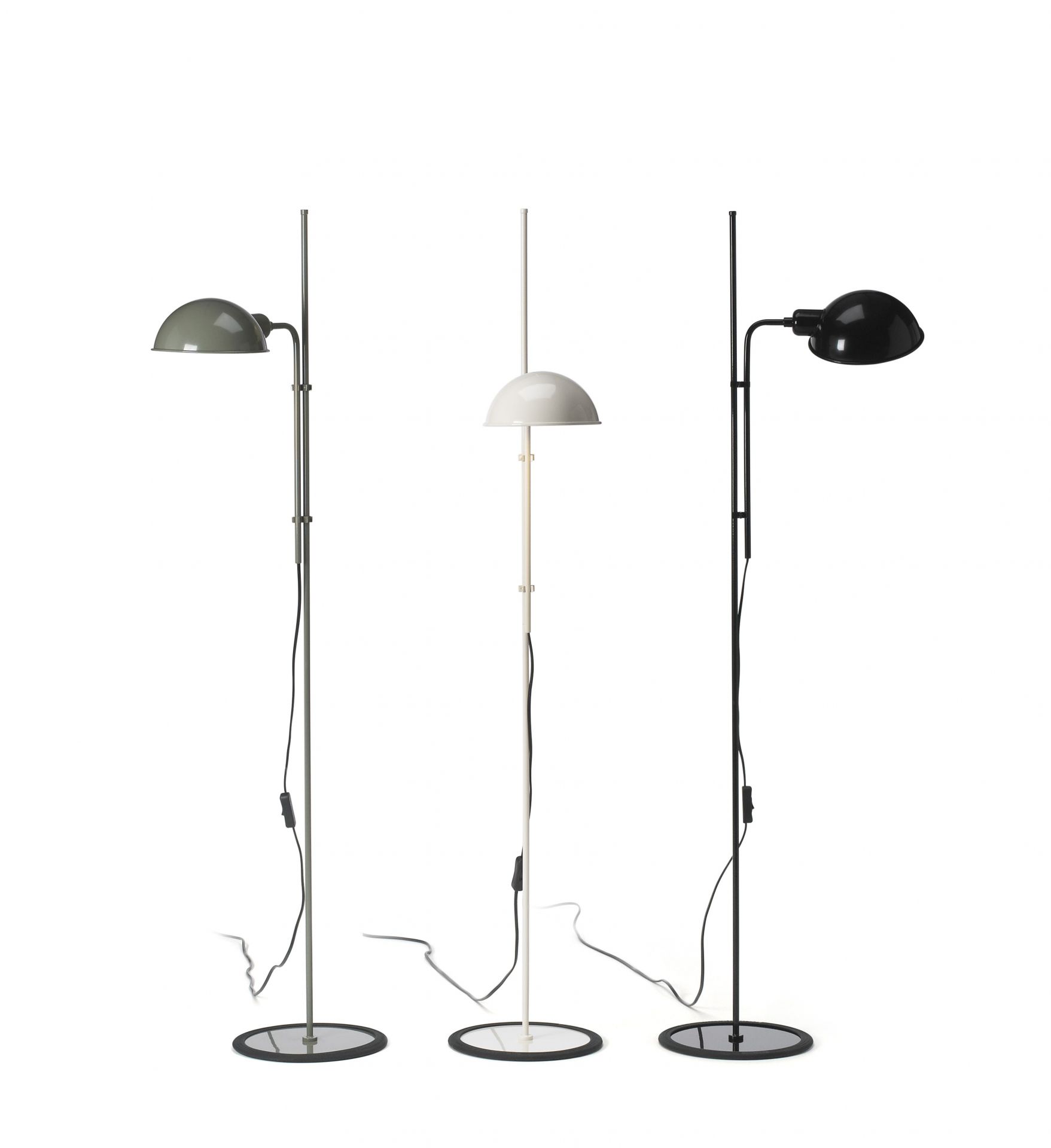 Drei Funiculí Stehleuchten in Grau, Perlweiß und Schwarz vor weißem Hintergrund. Designleuchten für Wohnzimmer.
