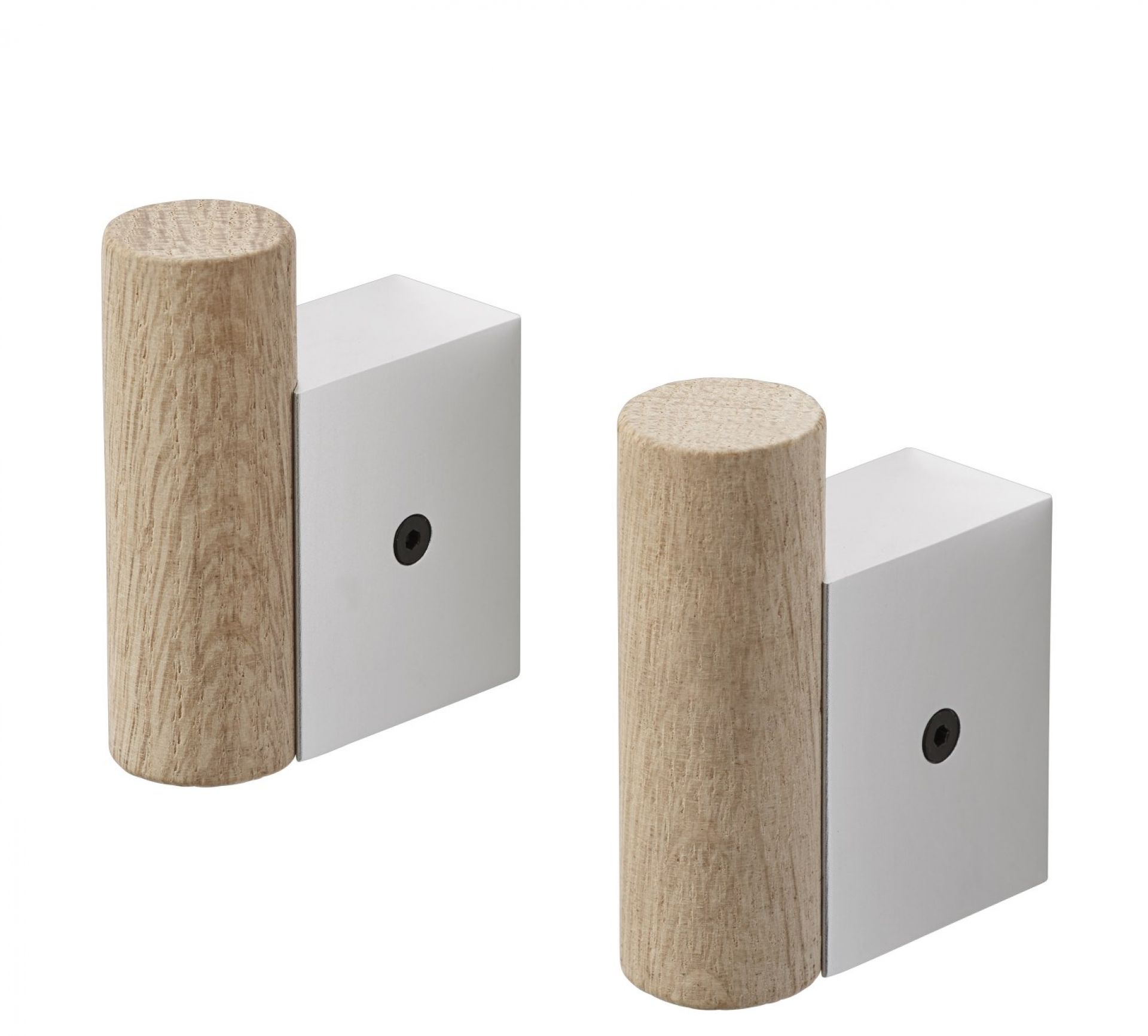 Zwei Attach Coat Hook Wandhaken von Muuto aus Eiche und Aluminium, Nahaufnahme. Moderner Garderobenhaken.