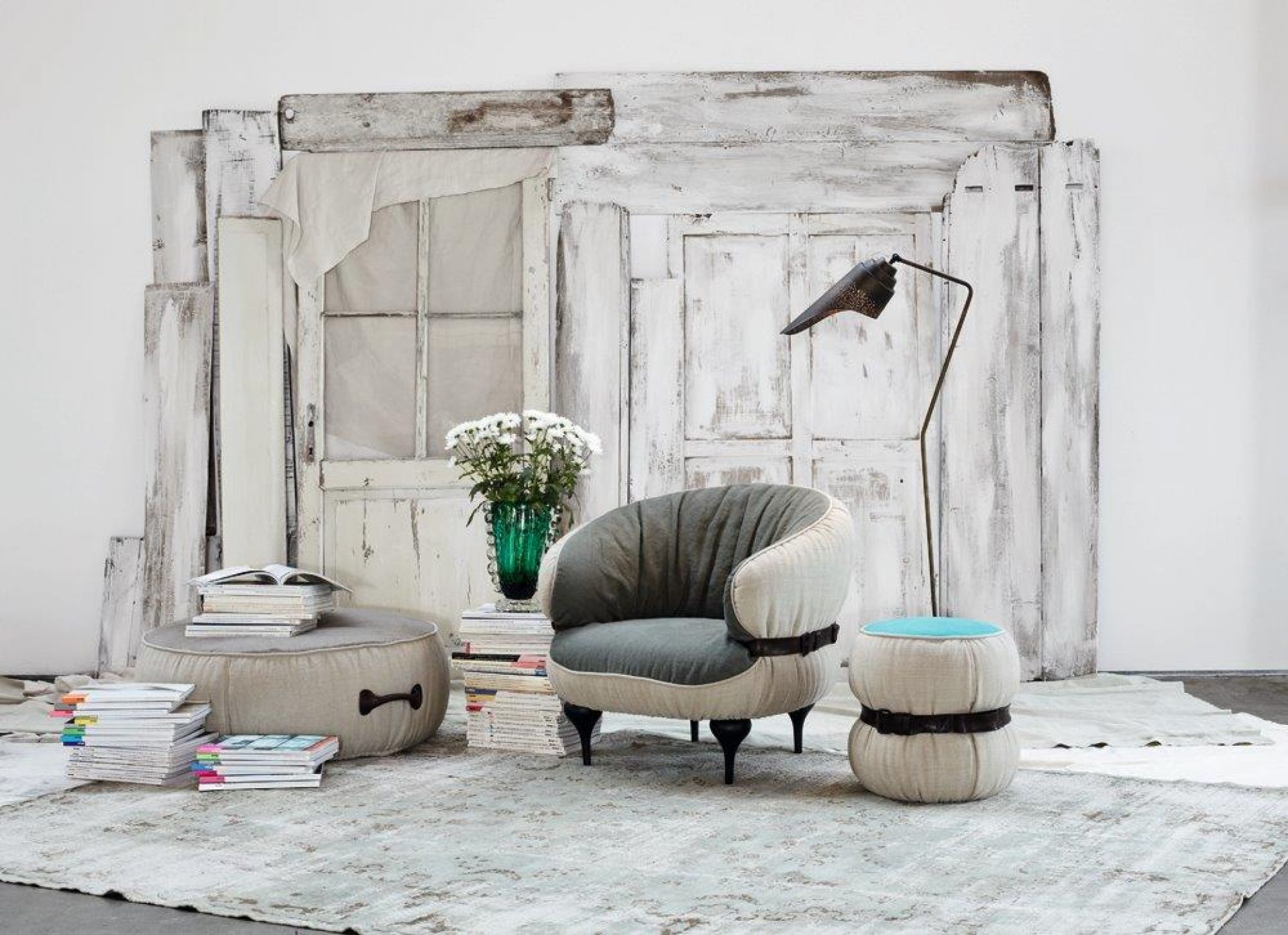 Chubby Chic Hocker von Moroso Diesel, runder Sitzhocker in Beige mit dekorativem Band.
