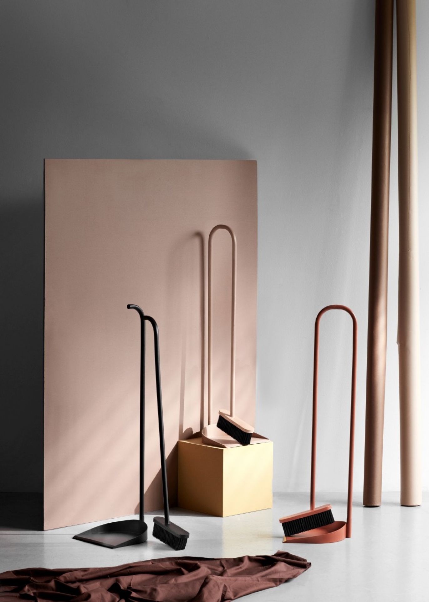 Produktfoto: Cane Kehrschaufelset in Beige, Schwarz und Rot, moderne Reinigungsutensilien für den Haushalt.