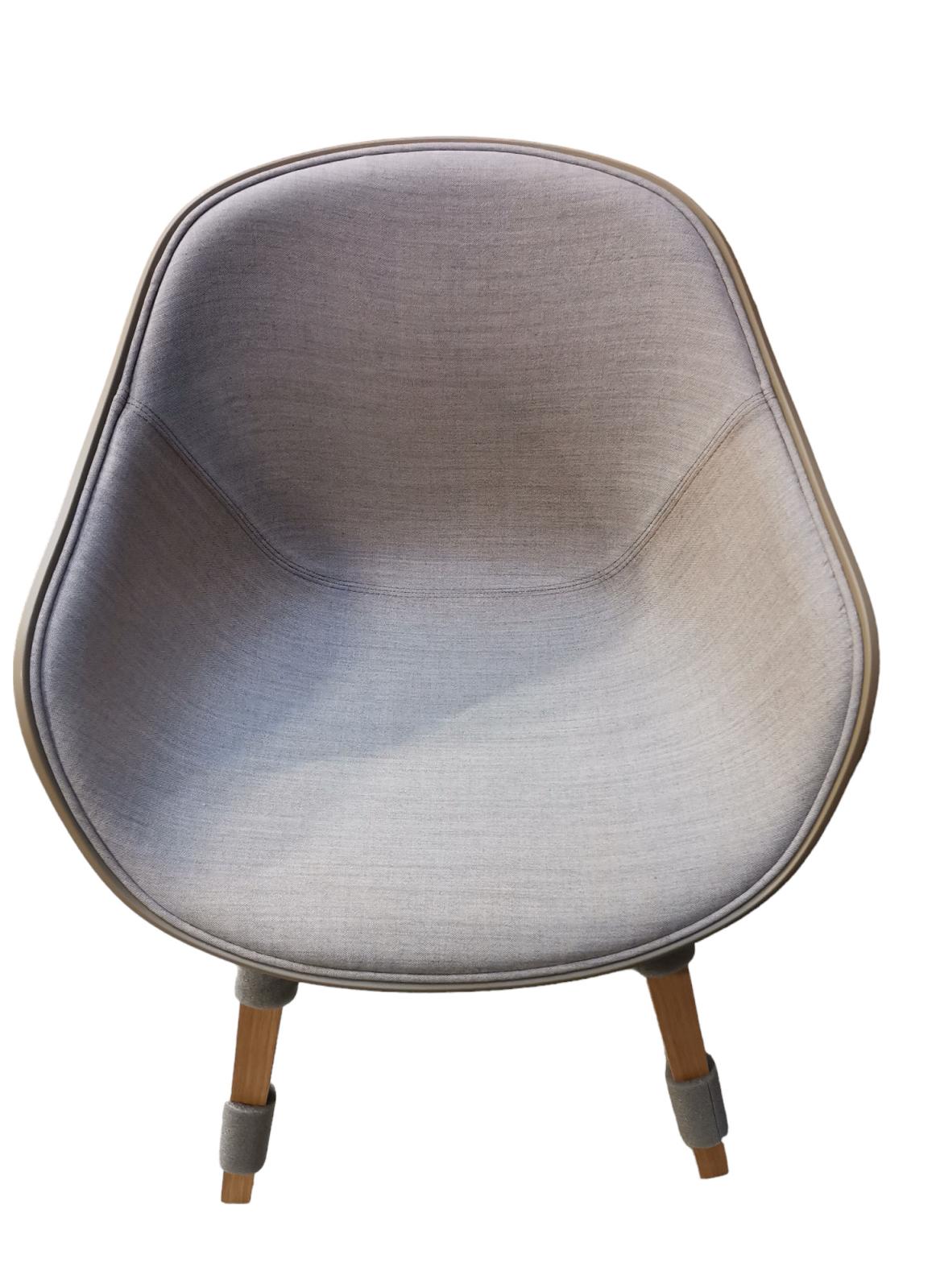 Ansicht von oben: About A Chair AAC 222 Stuhl mit Eichengestell und grauem Stoffbezug.