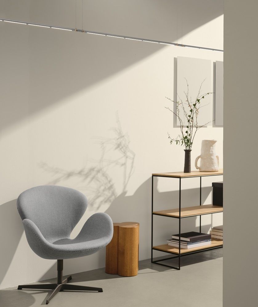 Helle Raumansicht mit Oneline™ Hängeleuchte von Fritz Hansen, Designlampe für modernes Wohnen.