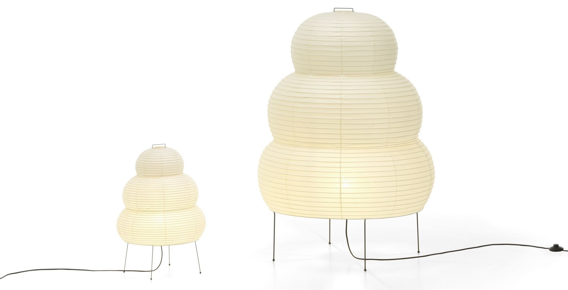 Akari Stehleuchte 25N von Vitra: Zwei Papierleuchten in unterschiedlichen Größen auf schlanken Metallbeinen.