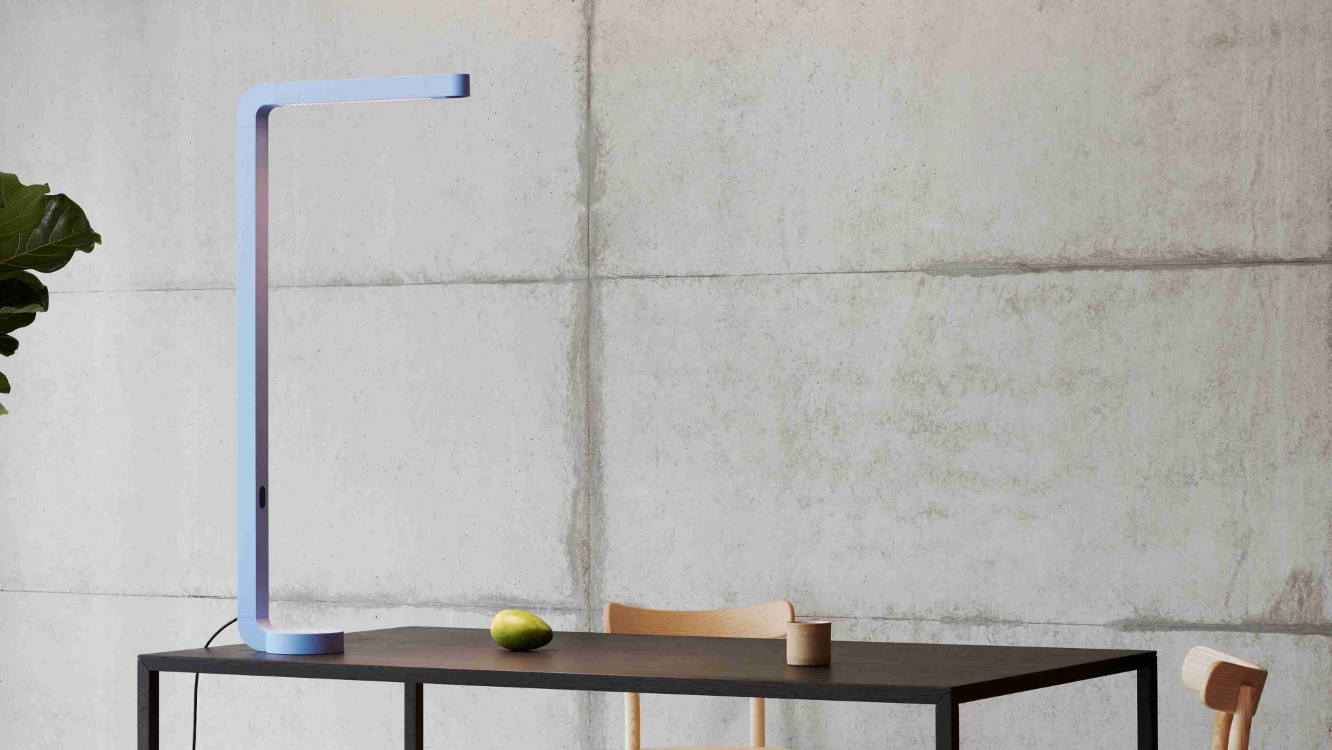 Graue Team Home Tischleuchte 3500K auf schwarzem Schreibtisch, moderne Bürobeleuchtung für stilvolles Arbeiten.